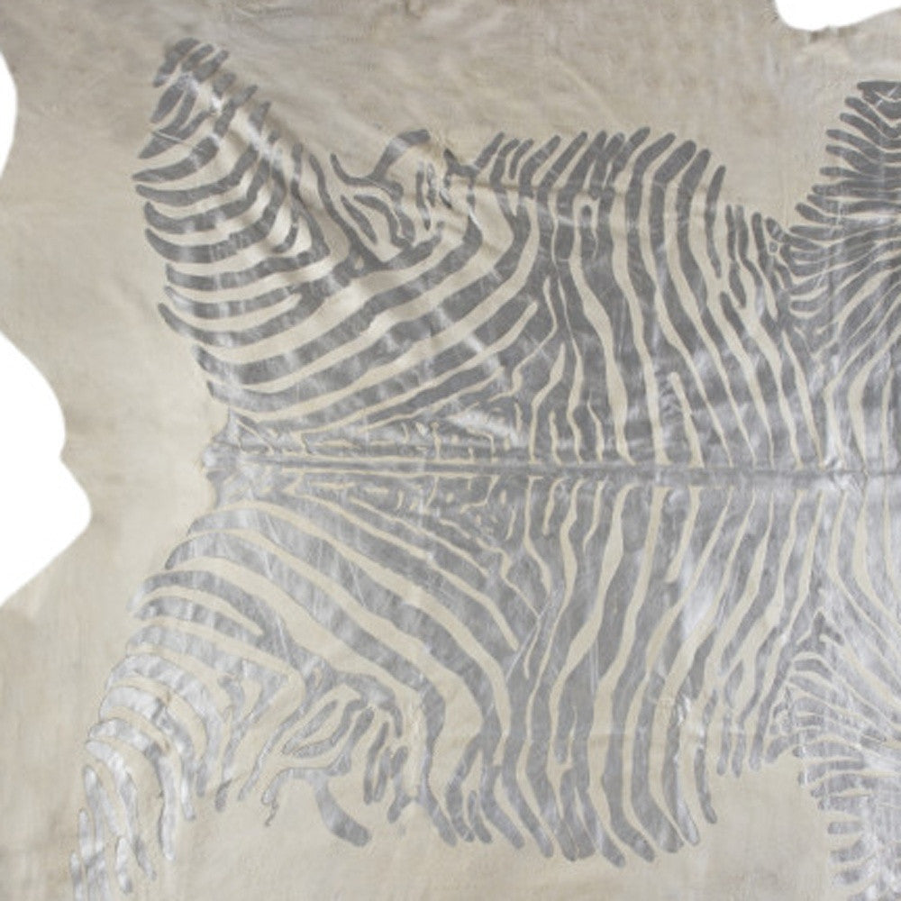 6' x 7' Silver and Ivory Cowhide Hand Knotted Area Rug