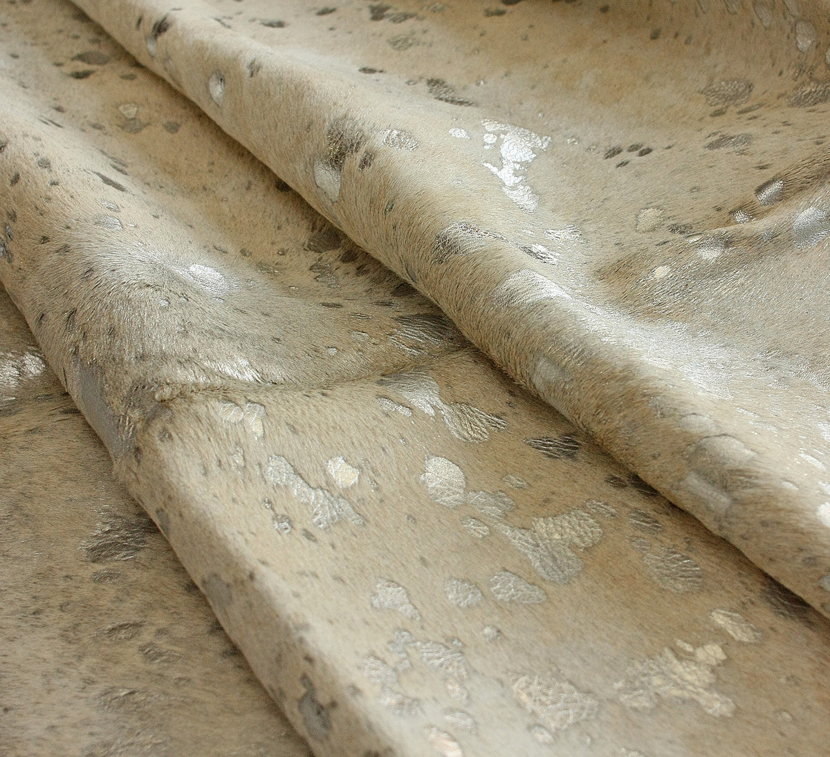 5' x 7' Silver and Ivory Cowhide Hand Knotted Area Rug